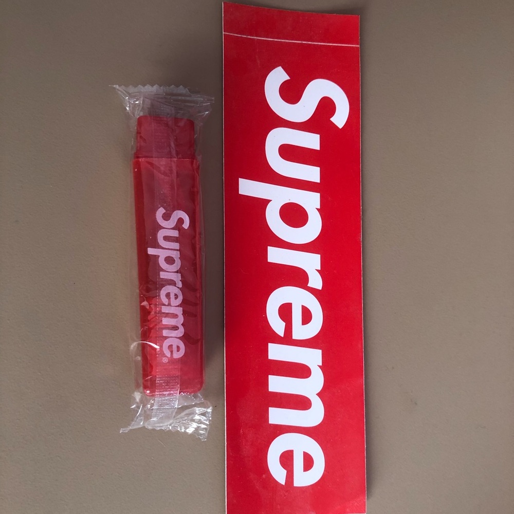 SUPREME STICKER AND MINI TOOTHBRUSH